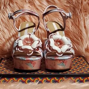 Gianni Bini Floral Platform Sandals = NWOT